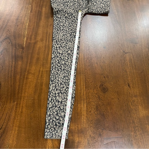 Spanx Look At Me Now Leopard Print Seamless Knit Leggings Size Small - Picture 8 of 8